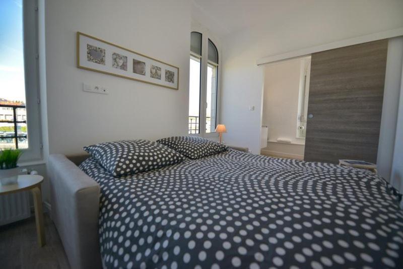 Appartment Les Suites Du Parc Безансон Номер фото